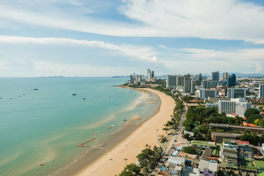 Luftaufnahme der Bucht von Pattaya mit Strand und Hochhäusern
