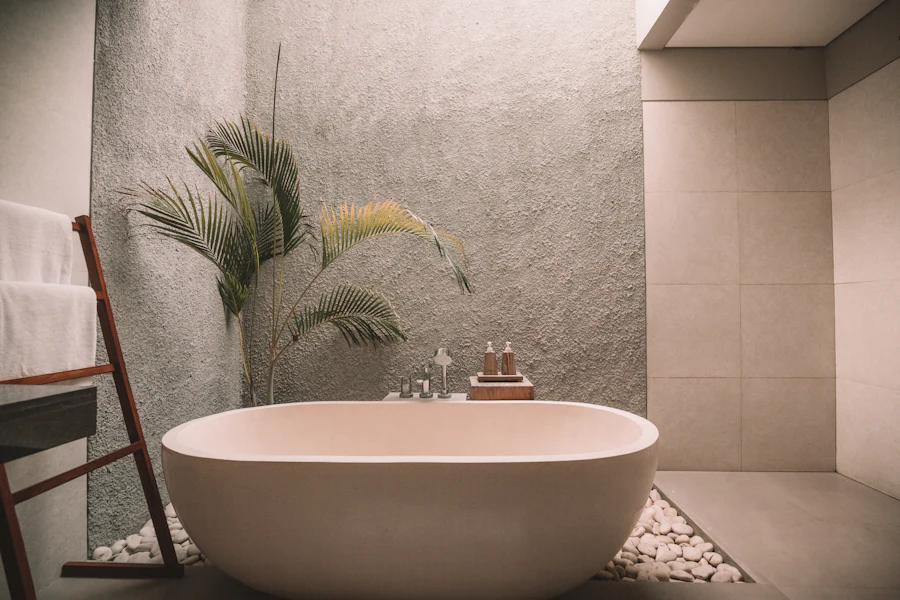 Badezimmer mit freistehender Wanne