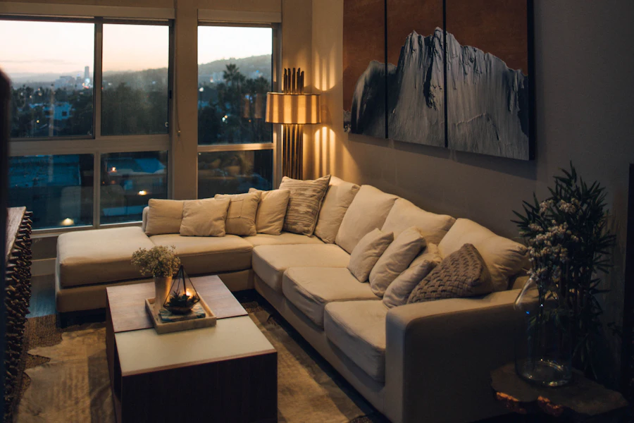 Wohnzimmer eines Condos mit großer Sofalandschaft und Fensterfront