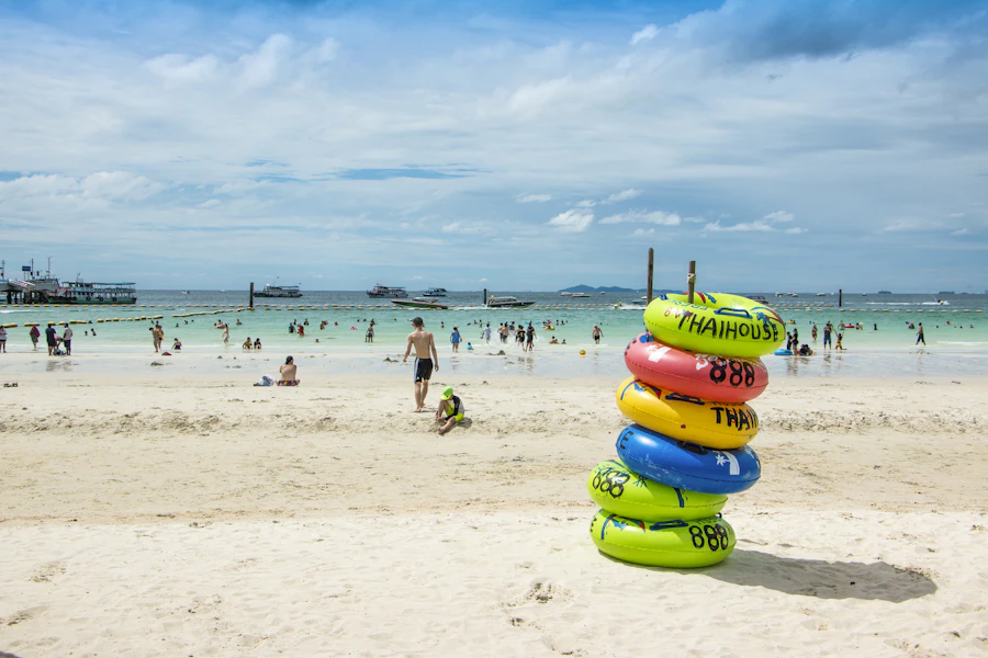 Strand in Pattaya mit Badegästen