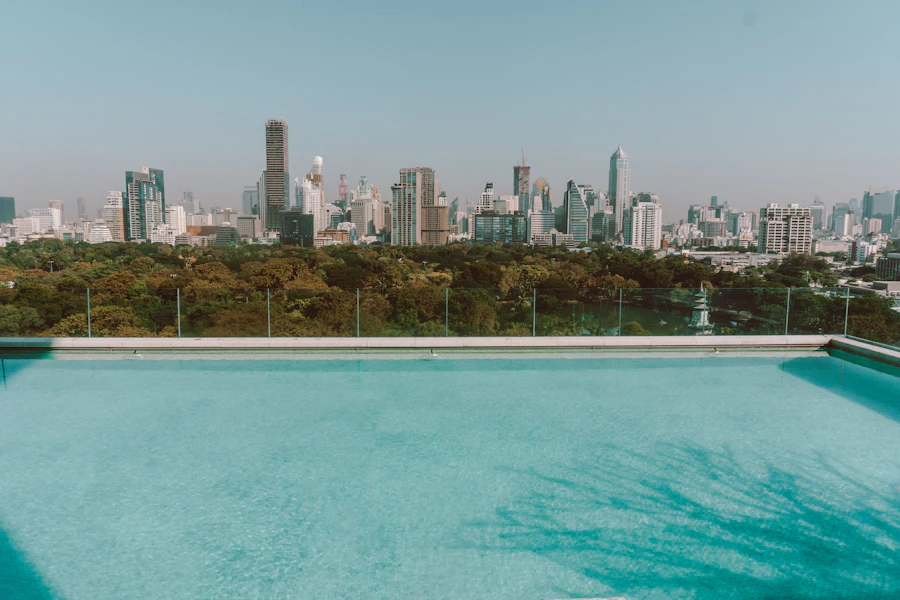 Pool auf dem Dach eines Condominiums mit Blick auf die Skyline